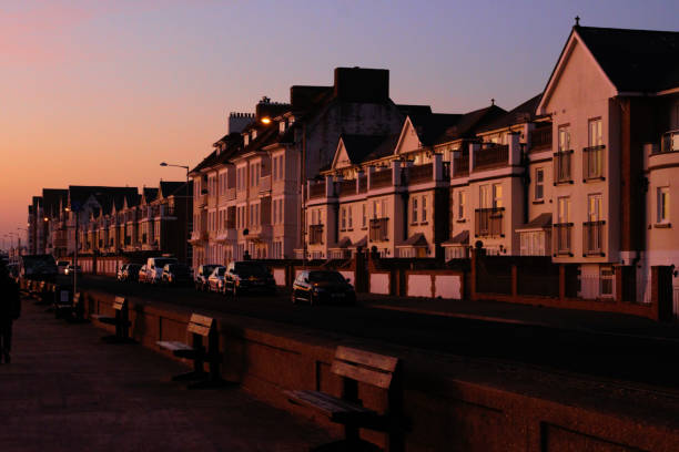 maisons au bord de mer de seaford au coucher du soleil. - seaford photos et images de collection