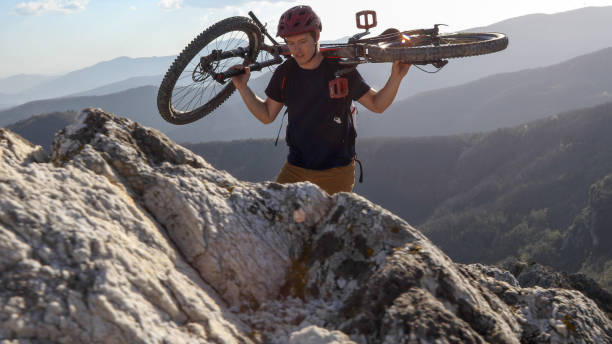 mountain biker lleva la bicicleta a la cima del acantilado - 13417 fotografías e imágenes de stock