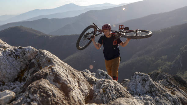 le vélo de montagne porte le vélo au dessus de la falaise - 13414 photos et images de collection