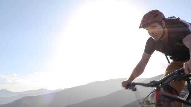 le motard de montagne descend le sentier au lever de soleil - 13431 photos et images de collection