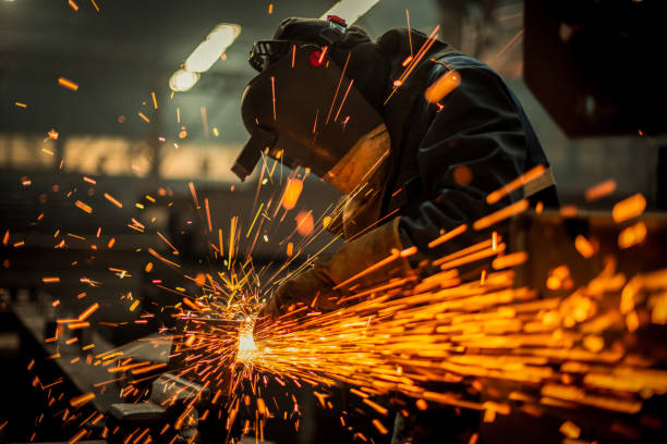 trabajador de metal usando una amoladora - herramientas industriales fotografías e imágenes de stock