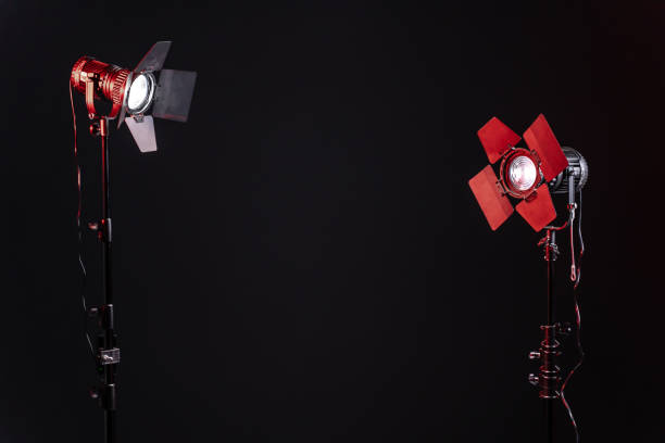 dos luces led de escenario con persianas protectoras sobre fondo negro, iluminadas en rojo - stage light flash fotografías e imágenes de stock