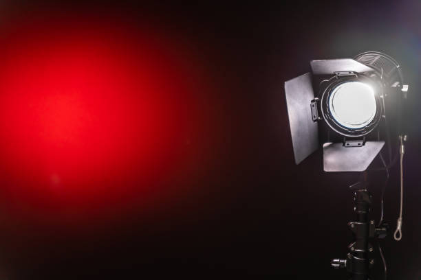 lumière de scène de led avec l'objectif de fresnel et les volets protecteurs sur le fond noir et rouge - fresnel photos et images de collection