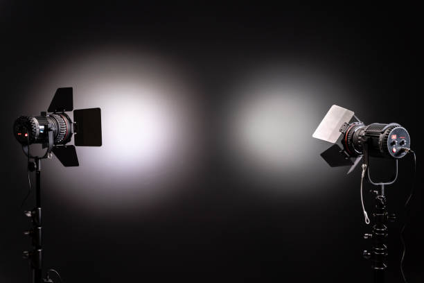 два светодиодных сценических фонаря с защитными ставнями на черном и сером фоне - film studio photo shoot flash camera flash стоковые фото и изображения