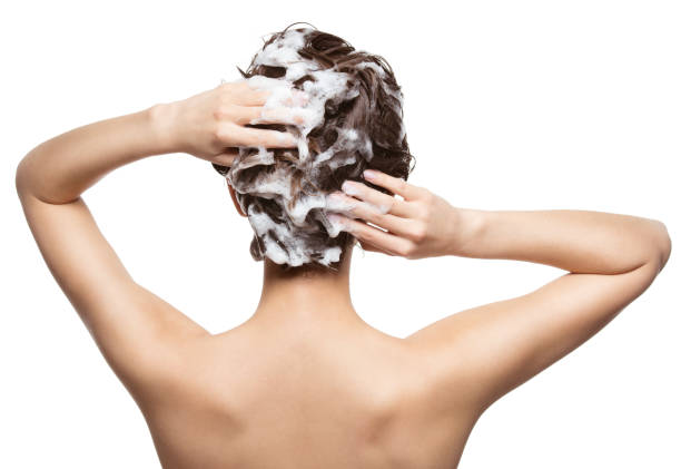 髪を石鹸でくすむ女性。美容トリートメント - シャンプー 写真 ストックフォトと画像