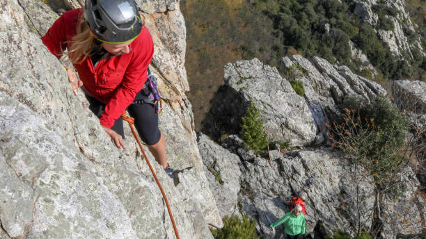 giovane donna sale sulla cresta della montagna - 13585 foto e immagini stock