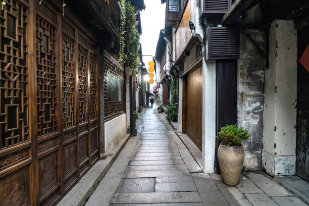 as ruas da cidade antiga de zhouzhuang, suzhou, china - landmarks roof staircase landscape - fotografias e filmes do acervo