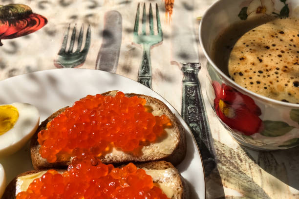 panino con caviale rosso e uova sode, tazza di caffè. mattina br - serving quail food delicatessen foto e immagini stock