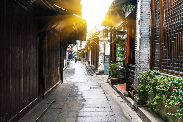 as ruas da cidade antiga de zhouzhuang, suzhou, china - landmarks roof staircase landscape - fotografias e filmes do acervo