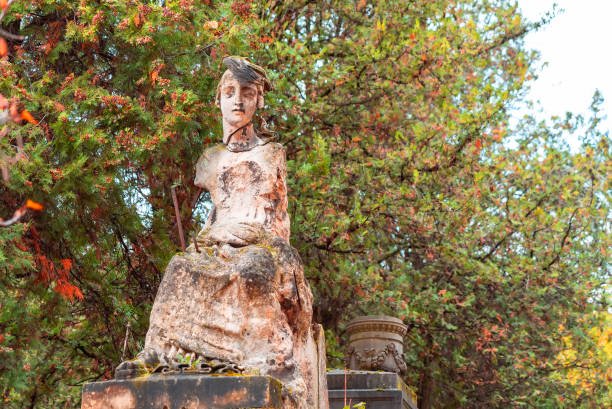 paris, frankreich - 14. november 2019: denkmal der alten steinfrau auf dem berühmtesten friedhof von paris pere lachaise, frankreich. gräber verschiedener berühmter persönlichkeiten. goldener herbst über den ältesten gräbern. - lachaise stock-fotos und bilder