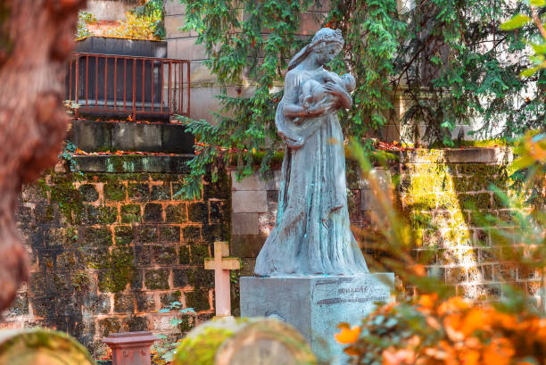 paris, frankreich - 14. november 2019: denkmal der alten steinfrau auf dem berühmtesten friedhof von paris pere lachaise, frankreich. gräber verschiedener berühmter persönlichkeiten. goldener herbst über den ältesten gräbern. - lachaise stock-fotos und bilder