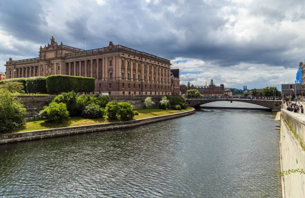 riksdag et riksbron bridgein stockholm. - norrbro photos et images de collection