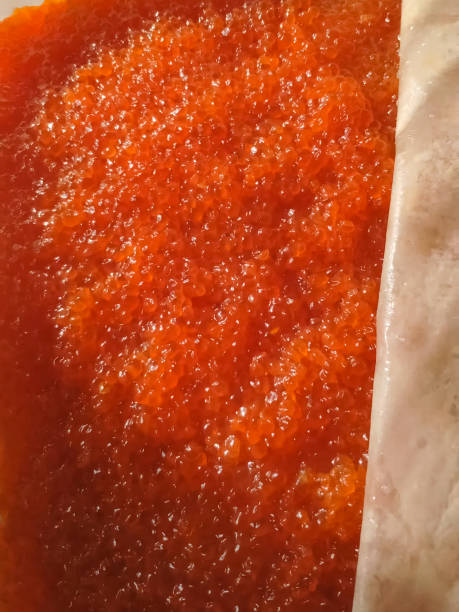 caviar vermelho em recipiente de plástico. caviar de salmão, comida dietética. - plank bread caviar close up - fotografias e filmes do acervo