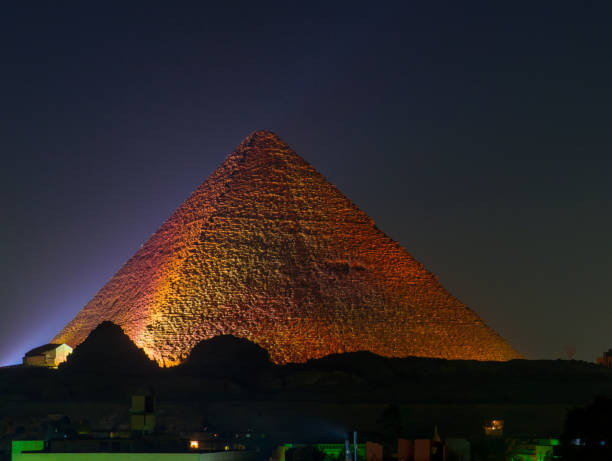 밤에 기자의 위대한 피라미드 - sphinx night pyramid cairo 뉴스 사진 이미지