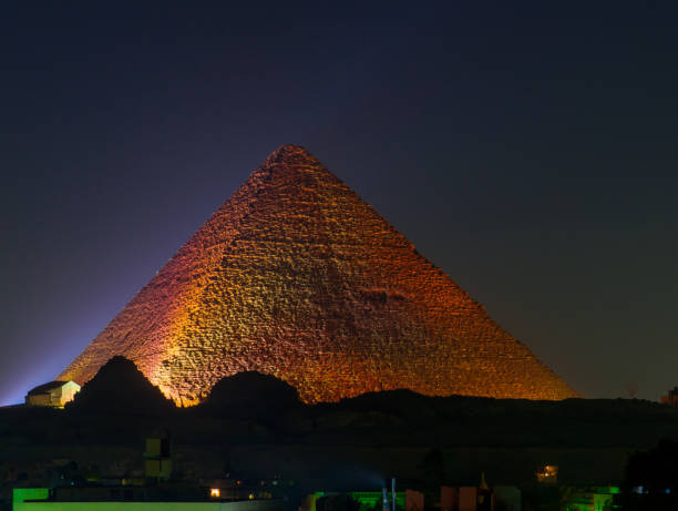 grande pirâmide de gizé à noite - giza pyramids sphinx pyramid shape pyramid - fotografias e filmes do acervo