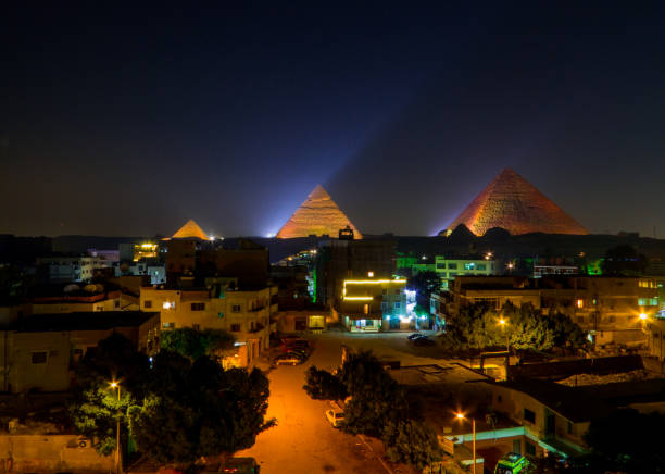밤에 기자의 피라미드 - sphinx night pyramid cairo 뉴스 사진 이미지