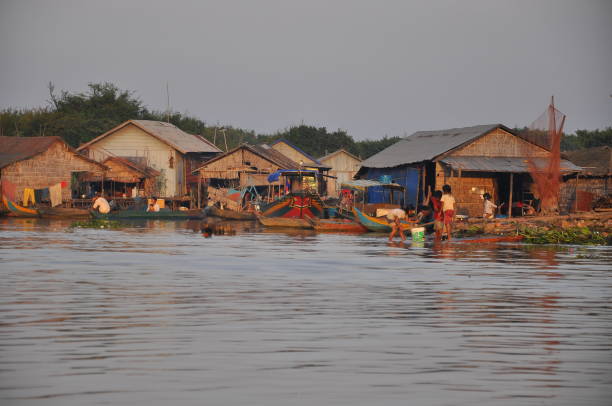 chong kneas, camboja - flood people asia cambodia - fotografias e filmes do acervo