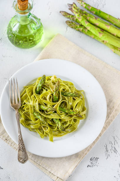istock Spinach fettuccine with fried asparagus 1192119038