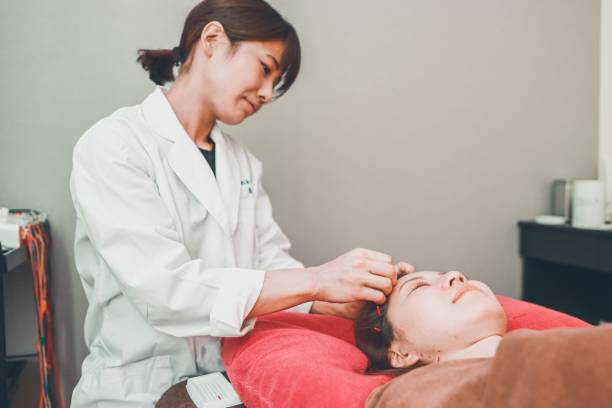 agopuntura cosmetica in asia - acupuncture spa treatment asian culture medicine foto e immagini stock