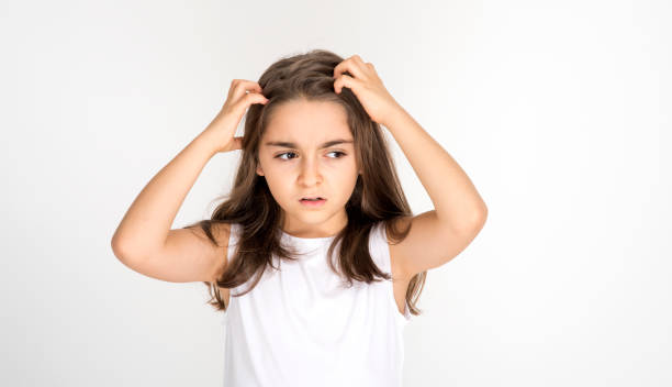 portret wściekłej dziewczynki krzyczącej. wściekła dziewczynka trzymająca włosy z negatywnym wyrazem twarzy. patrząc na boki - nits zdjęcia i obrazy z banku zdjęć