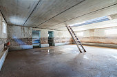 betoninnenraum-der-unvollendeten-garage-
