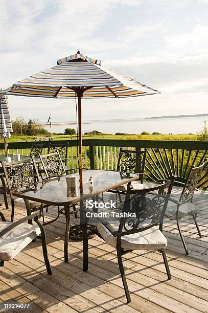 Cafetería Al Aire Libre Foto de stock y más banco de imágenes de Jardín ejemplar - Jardín ejemplar, Jardín privado, Paraguas