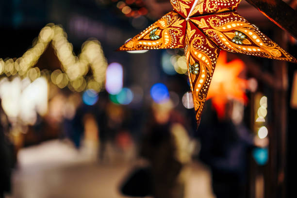 colorefull gwiazdy oświetlone na drzewie xmas na jarmarku bożonarodzeniowym w hamburgu, niemcy - christmas market zdjęcia i obrazy z banku zdjęć