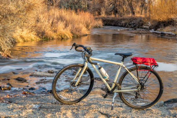 vélo de tourisme et une rivière dans le paysage d'automne - big thompson river photos et images de collection