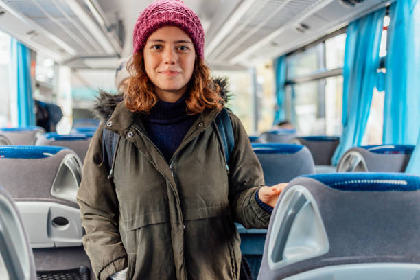 donna è in autobus - transportation bus mode of transport public transportation foto e immagini stock