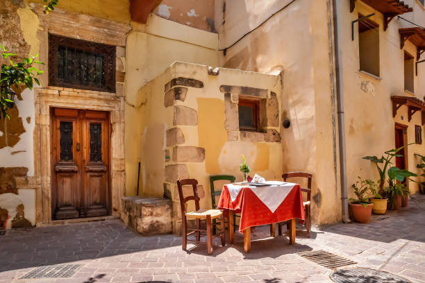 patio de la taberna en el puerto de chania - greek islands table window sun fotografías e imágenes de stock