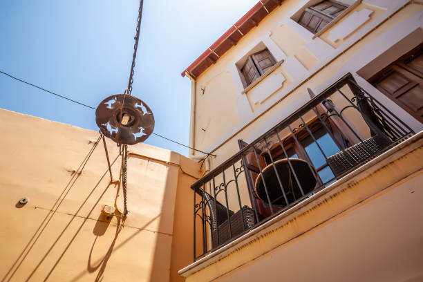 cortile della taverna nel porto di chania - greek islands table window sun foto e immagini stock