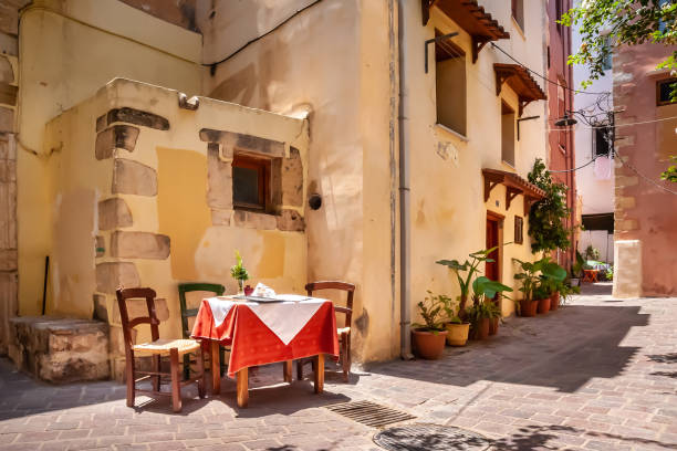 patio de la taberna en el puerto de chania - greek islands table window sun fotografías e imágenes de stock