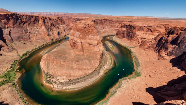 horseshoe bend in der nähe der stadt page, arizona, vereinigte staaten - majestic mountain river horseshoe bend stock-fotos und bilder