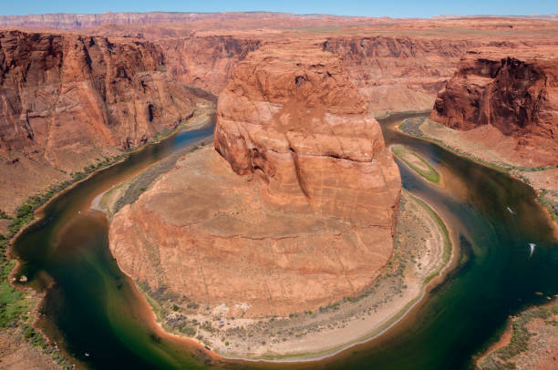 horseshoe bend in der nähe der stadt page, arizona, vereinigte staaten - majestic mountain river horseshoe bend stock-fotos und bilder