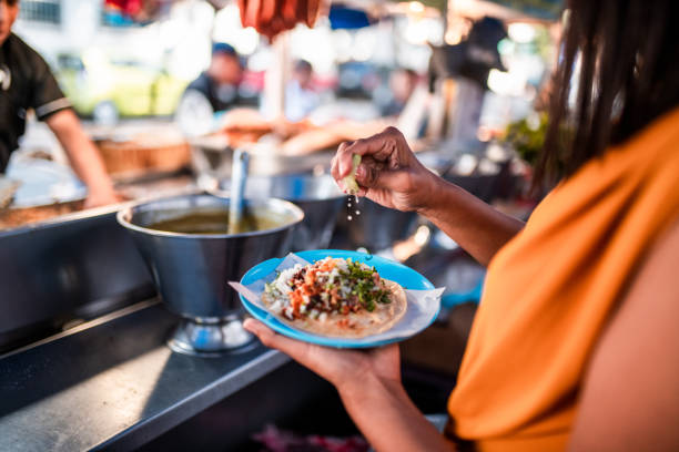 è tempo di tacos - sugo pronto foto e immagini stock