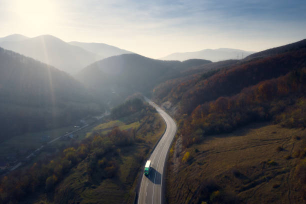 camion in movimento in autostrada - furgone pickup foto e immagini stock