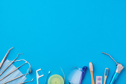 Herramientas De Dentista Sobre La Vista Superior De Fondo Azul Foto de stock y más banco de imágenes de Salud dental - iStock Herramientas De Dentista Sobre La Vista Superior De Fondo Azul Foto de stock y más banco de imágenes de Salud dental - iStock