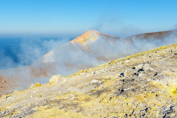 fumaroles do enxofre na parte superior da cratera do vulcão no vulcano, islandsn aeolian, italy - volcano fumarole stone vulcanology - fotografias e filmes do acervo