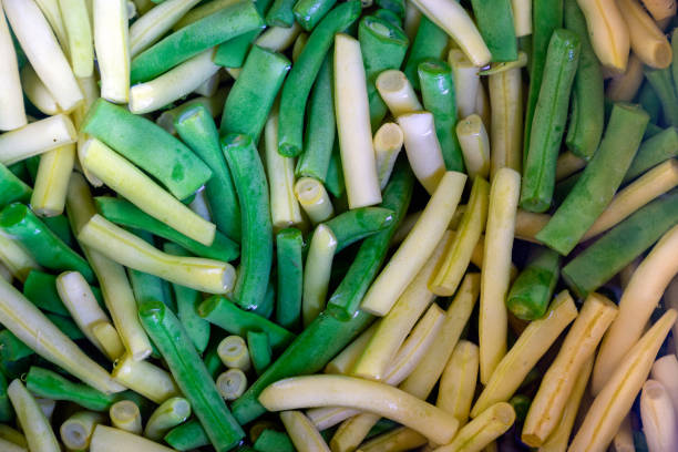 les haricots sont cuits dans une casserole - greenbean casserole photos et images de collection
