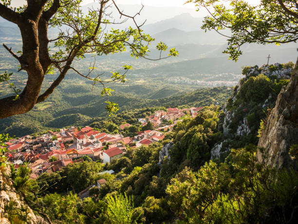 サルデーニャの美しい町バウネイの崖 - 3878 ストックフォトと画像