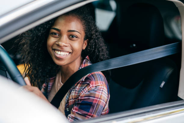 driver millenario - car insurance women driving foto e immagini stock