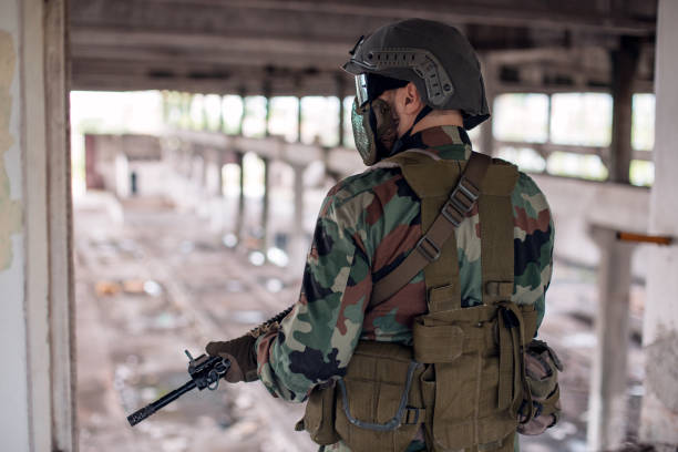 soldado del ejército en zona de guerra - airsoft fotografías e imágenes de stock