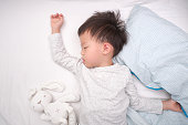 かわいいアジアの3 - パジャマ睡眠で4歳の幼児の男の子の子供/ベッドで昼寝、子供のコンセプトのための就寝時間