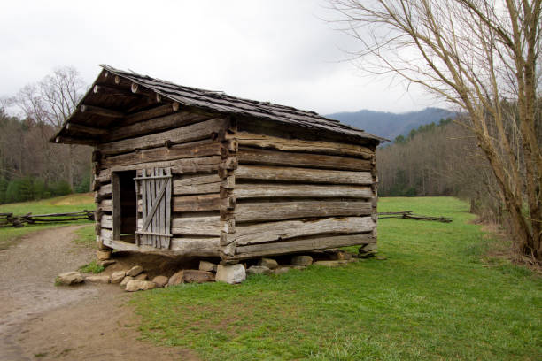 istock Small Historical Log Cabin Style Corn CribBarn 1192183645
