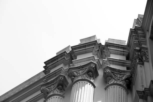 biały kolor piękna napowietrzna część dużej marmurowej kolumny - corinthian courthouse column legal system zdjęcia i obrazy z banku zdjęć