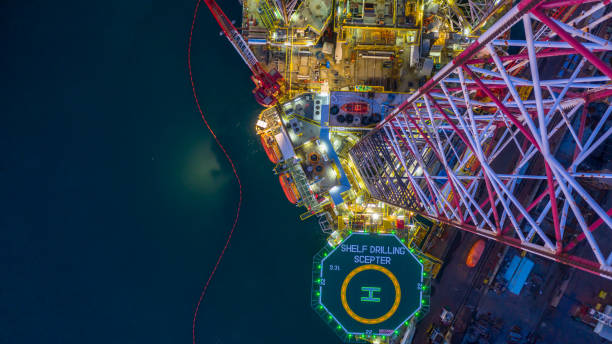 aerial view offshore jack up rig  at night, offshore oil rig drilling platform. - environmental damage audio imagens e fotografias de stock