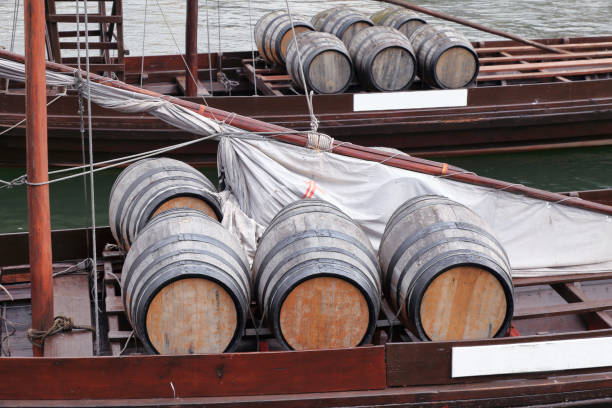 barcos rabelo - portugal port wine porto the douro fotografías e imágenes de stock