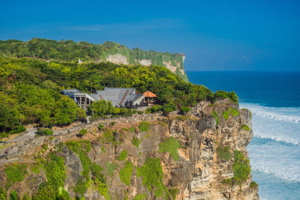 pura luhur uluwatu temple, bali, indonesien. fantastiskt landskap-klippa med blå himmel och hav - kuta bildbanksfoton och bilder