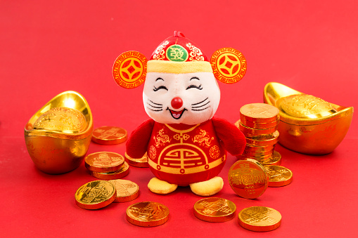 The year 2020 is the year of the rat in China. The mascot of the rat and the gold and silver ingot promise a prosperous and prosperous New Year.