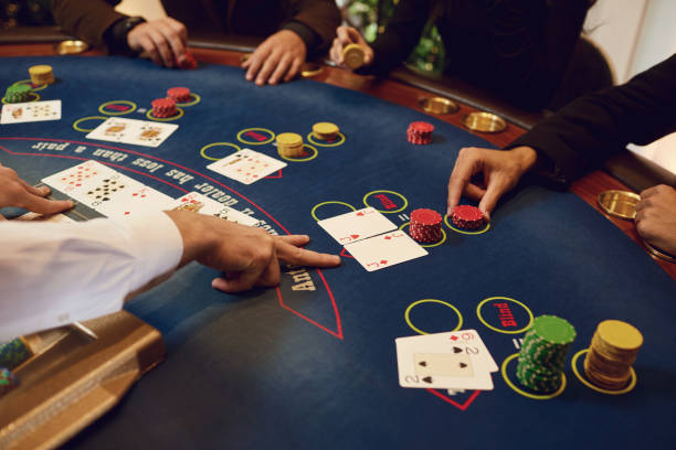 крупье держит покерные карты в руках за столом в казино. - casino roulette gambling casino worker стоковые фото и изображения